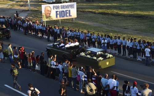 Les ultimes adieux des Cubains à Fidel Castro - ảnh 2